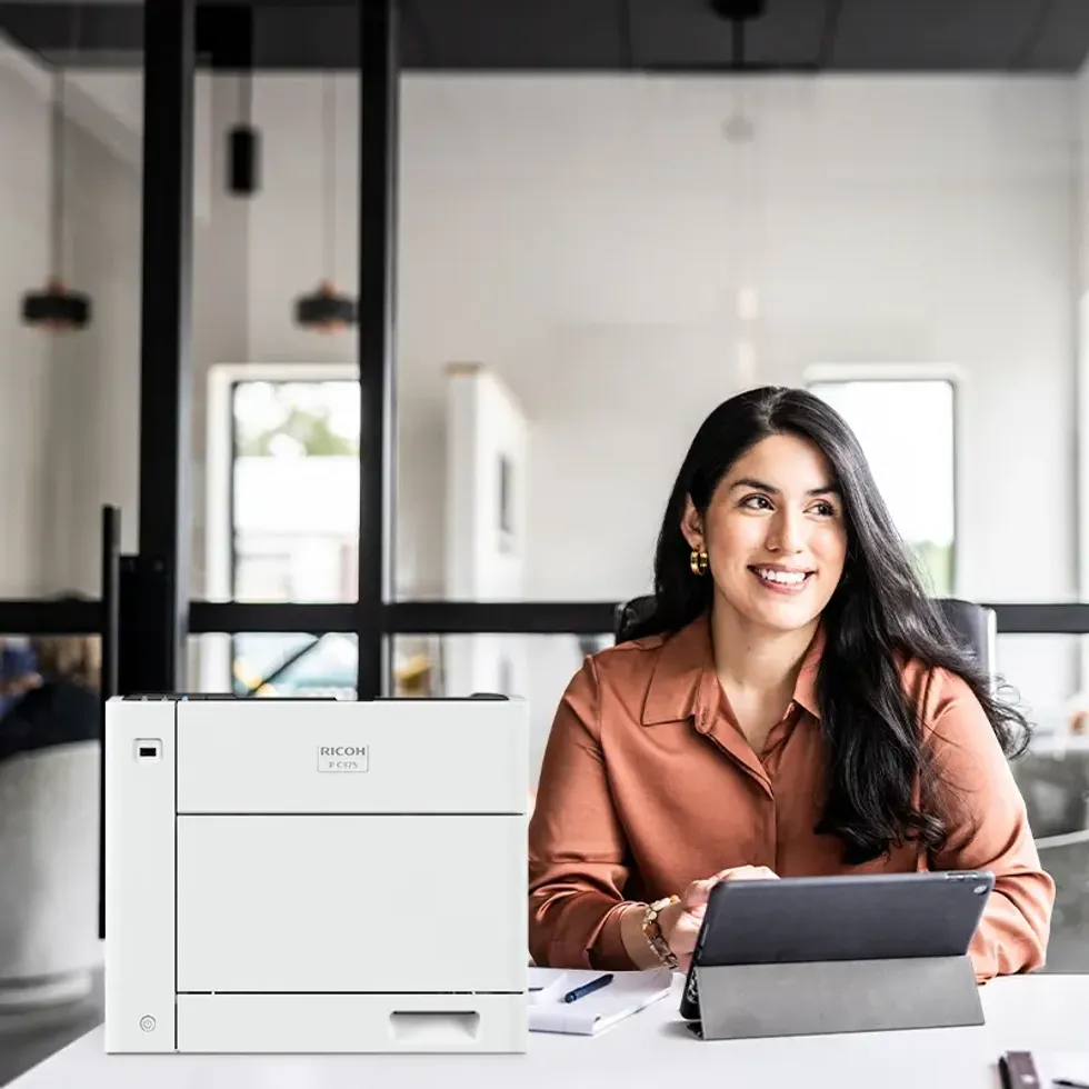 Una impresora en color ideal para espacios de trabajo pequeños